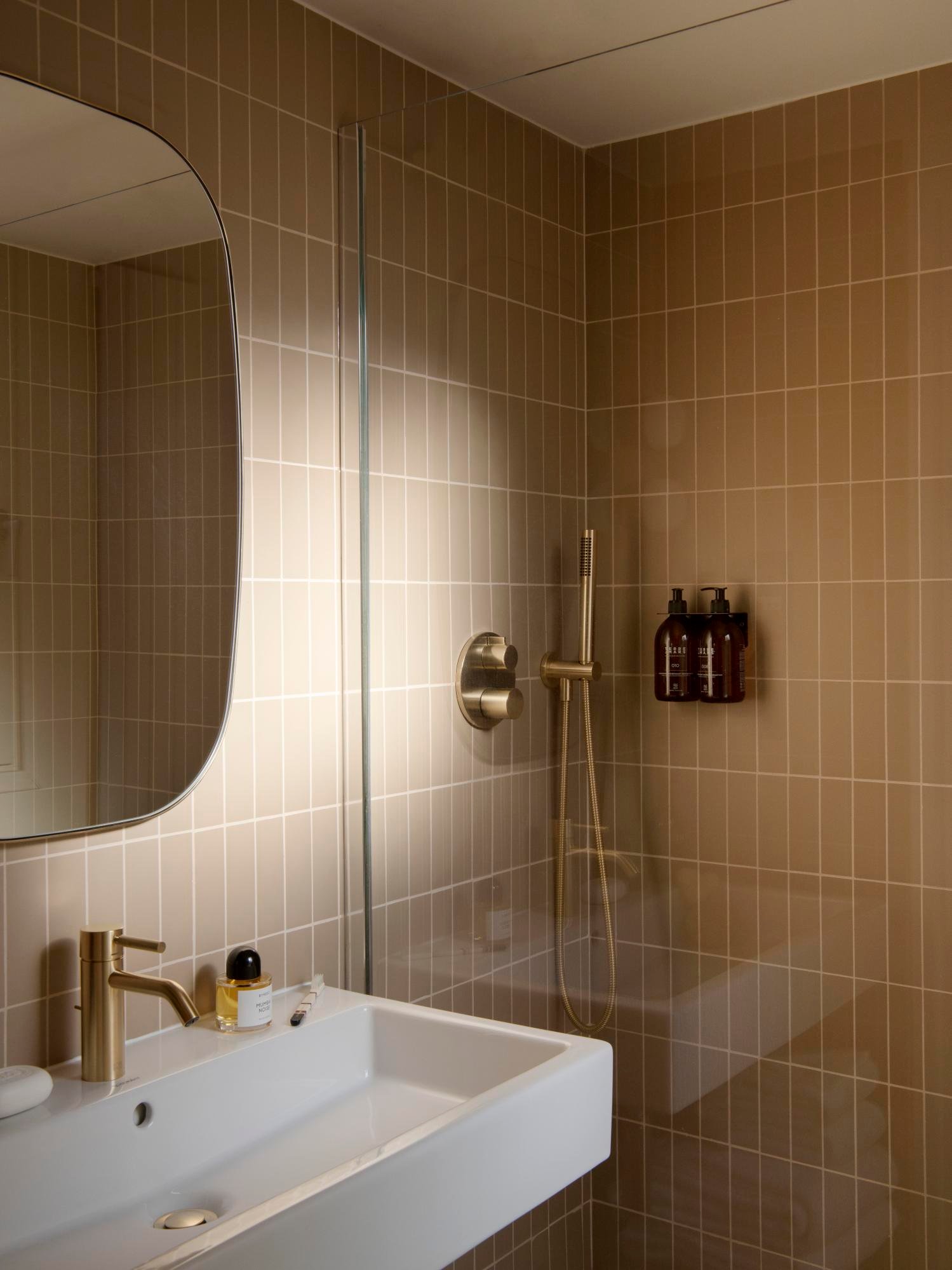 Nuage Paris 8 | Salle de bain-douche chambre supérieure